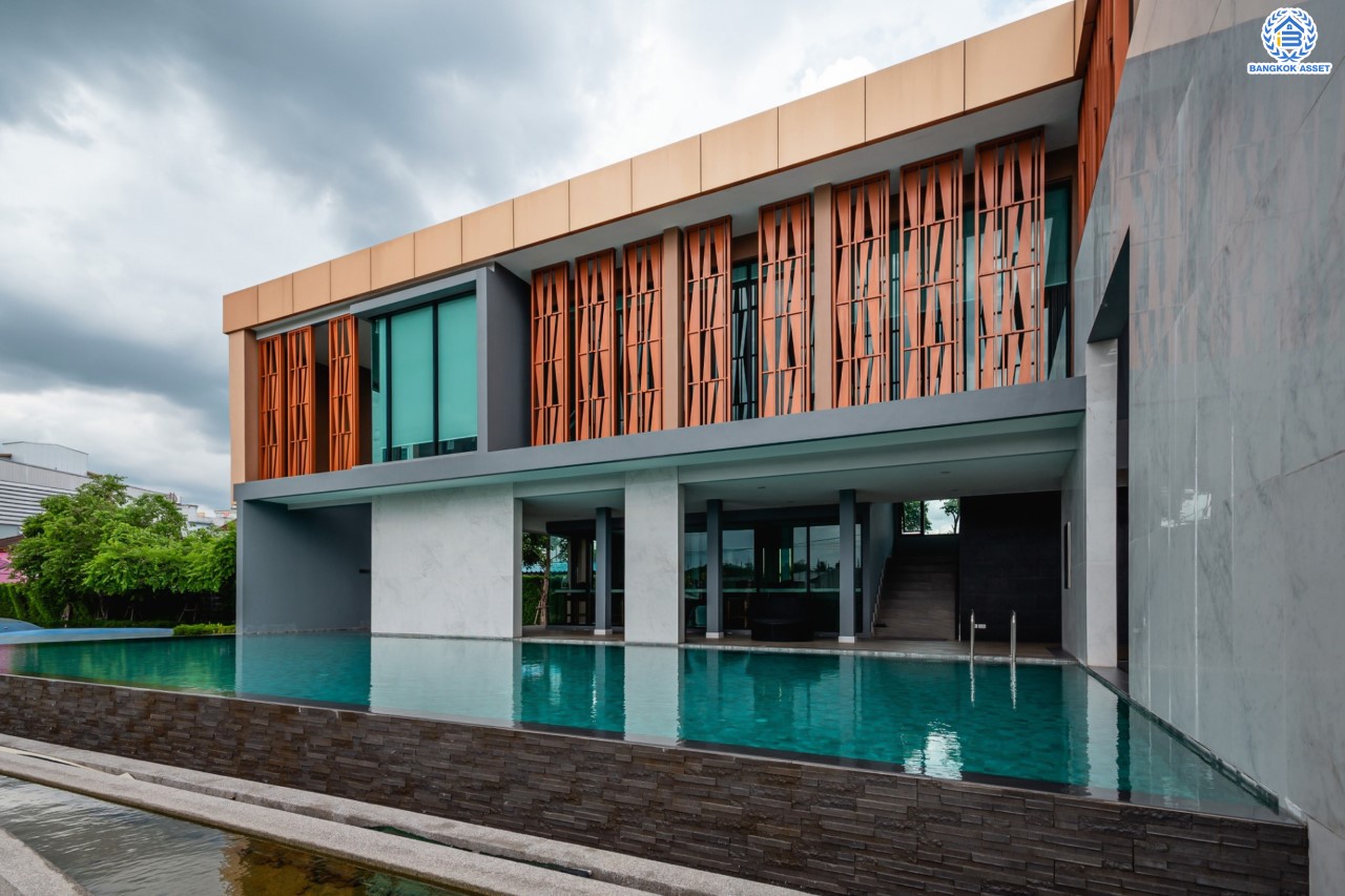 บ้านมือสองตกแต่งใหม่ ม.เดอะซิตี้ ราชพฤกษ์-ปิ่นเกล้า หลังมุม เนื้อที่ 71.8 ตร.ว. ดีไซน์ตอบทุกไลฟ์สไตล์ ฟังก์ชัน 3 ห้องนอน 5 ห้องน้ำ 1 ห้องอเนกประสงค์ 1 ห้องแม่บ้าน จอดรถได้ 2 คัน บนทำเลติดถนนใหญ่ เชื่อมต่อทุกเส้นทาง ใกล้รถไฟฟ้าสายสีม่วง "สถานีบางรักใหญ่" และจุดขึ้นทางด่วน "ศรีรัช"